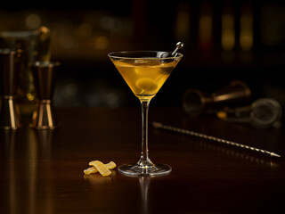 Golden Elegance: A Classic Cocktail Experience