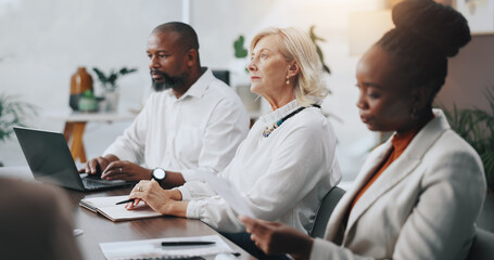 Obraz premium Business, people and listening with meeting in office for workflow, financial insight and proposal feedback. Finance, teamwork and employees with documents for budget presentation, planning or notes