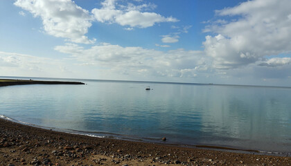 Obraz premium Serene seascape with calm waters and clouds