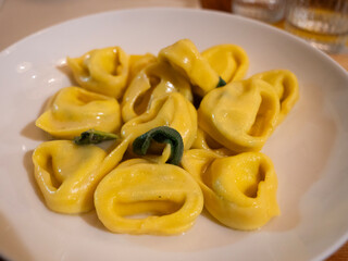 tortelloni Italiani bolognesi conditi con salvia