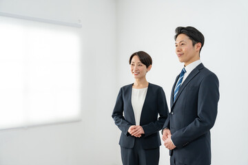 希望を持つビジネスマン二人