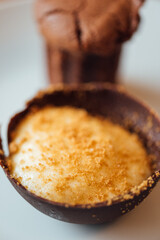 Gros plan sur un dessert sucré. Dessert chocolaté. patisserie avec du chocolat. Crème vanille et chocolat