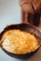 Gros plan sur un dessert sucré. Dessert chocolaté. patisserie avec du chocolat. Crème vanille et chocolat