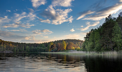 Obraz premium A lake with a cloudy sky in the background