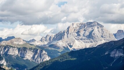Obraz premium Beautiful shot of mighty mountain range in Dolomites, Italy