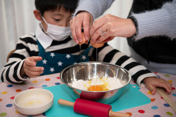 お菓子作りをする子供