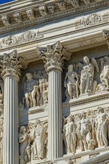 Obraz premium Ornate classical architecture with detailed stone carvings and statues