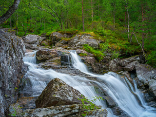 Wasserfall im Naturparadies Eidslandet in Norwegen