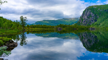 Fototapeta premium Bergsee im Naturparadies Eidslandet in Norwegen