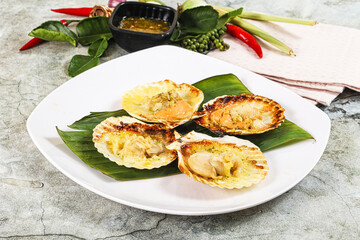 Griiled scallops in shell with cheese