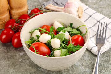 Salad with mozzarella and arugula