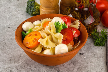 Pasta farfalle with mozzarella and tomato