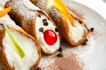 Primo piano di cannoli siciliani freschi, dolce tradizionale italiano 