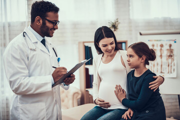 Obraz premium Indian doctor seeing patients in office. 