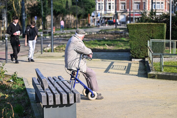 Vieux homme repos mobilité déambulateur parc