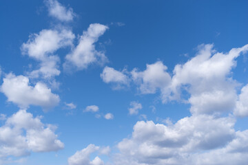 見上げると綺麗な青い空