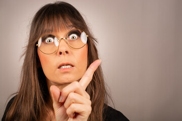 Frau, Zeigefinger