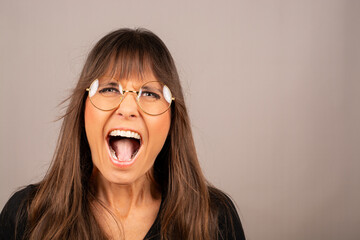 Frau, schreiend