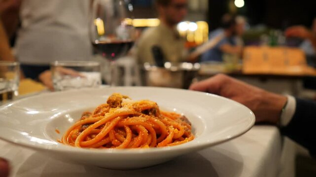 Pasta tipica della tradizione romana.  Bucatini o Spaghetti alla Amatriciana.
Tipico piatto della cucina Romanesca amato da tutti i turisti in viaggio a Roma.