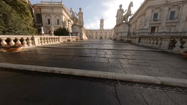 La scalinata e statua di Marco Aurelio a cavallo, nella piazza del campidoglio a Roma, Italia,
Vista aerea della piazza del campidoglio. 