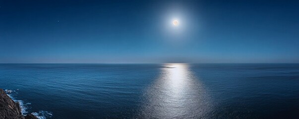 Obraz premium A beautiful night scene showing a bright moon over the ocean