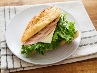 ハムとチーズのバゲットサンド