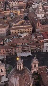 Vista aerea di piazza Navona e dei monumenti del centro di Roma, Italia.
Panoramica aerea su piazza Navona e sui principali e iconici monumenti di Roma.