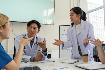 Fototapeta premium Dynamic healthcare meeting. Medical professionals discussing strategies and ideas in a collaborative environment.