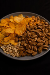 Fototapeta premium plate with beer snacks on black background