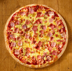 Steinofenpizza Schinken, Pizza, Italien, Topshot, isoliert, 