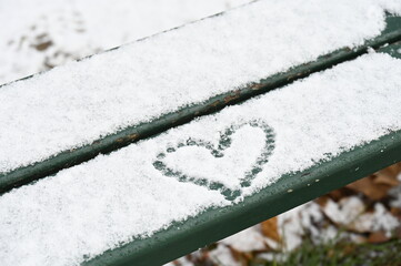 Coeur grav&eacute; dans la neige