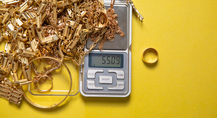 Digital scale of gold with a jewelry.