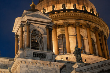 Fototapeta premium Majestic St. Isaac's Cathedral glowing at night in Saint Petersburg, Russia.