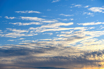 Obraz premium Gold colored light behind clouds of a morning sky