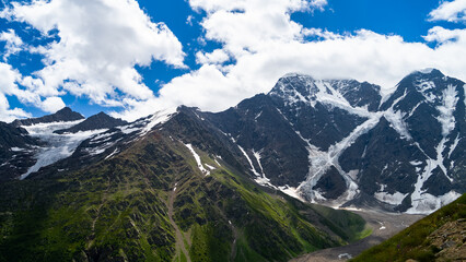 Obraz premium rocky mountain peaks in the clouds. cloud cover in the mountains