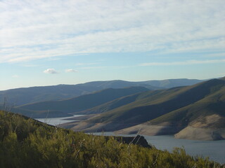Paisagem de rio sobre a montanha