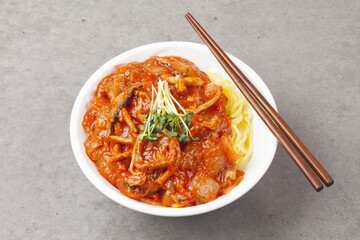  Jjamppong is a Chinese dish. It is a stir-fried dish of noodles mixed with various seafood and vegetables.