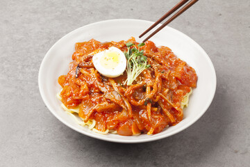  Jjamppong is a Chinese dish. It is a stir-fried dish of noodles mixed with various seafood and vegetables.