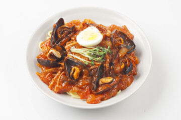  Jjamppong is a Chinese dish. It is a stir-fried dish of noodles mixed with various seafood and vegetables.