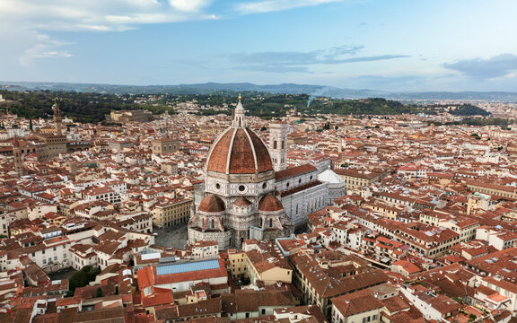 Fototapeta Aerial view of the iconic Cathedral Duomo surrounded by beautiful medieval rooftops and vibrant streets, Florence, Tuscany, Italy.