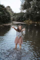 Fototapeta premium Mädchen, 7, Jahre, hat Spaß am Flussufer