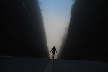 silhueta de mulher caminhando entre pared&otilde;es da serra do corvo branco - maior corte em rocha no Brasil 