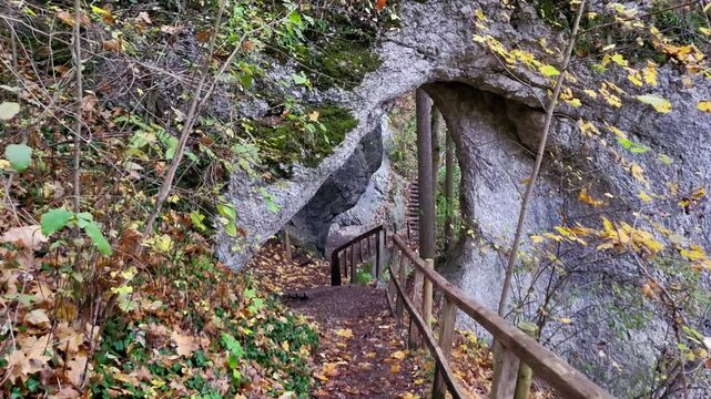 Das Felsentor bei Inzigkofen ist ein nat&uuml;rlich entstandener Natursteinbogen. Die Felsformation ist durch Erosion entstanden.