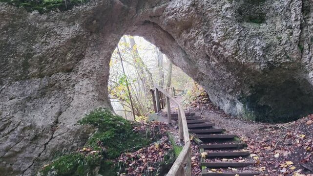 Das Felsentor bei Inzigkofen ist ein nat&uuml;rlich entstandener Natursteinbogen. Die Felsformation ist durch Erosion entstanden.