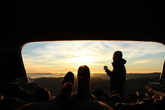 pov: casal acordando ap&oacute;s passar a noite em motorhome