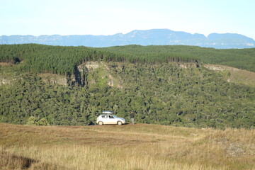 carro no alto de montanha no mirante da boa vista em rancho queimado, santa catarina 