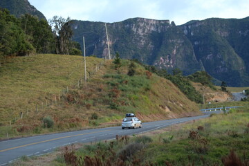 carro na região conhecida como vale das pirâmides sagradas em grão-pará, santa catarina 