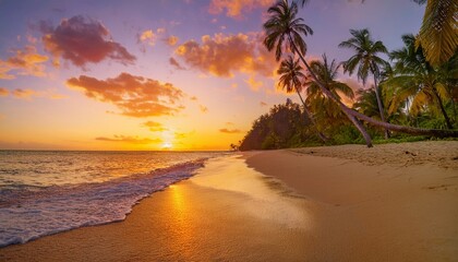 tropischer Strand bei Sonnenuntergang