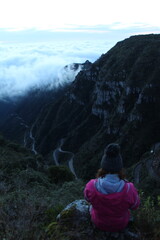mulher em mirante com vista para a serra do rio do rastro em santa catarina
