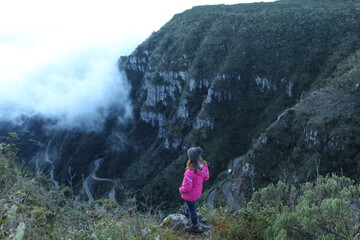 Obraz premium mulher em mirante com vista para a serra do rio do rastro em santa catarina
